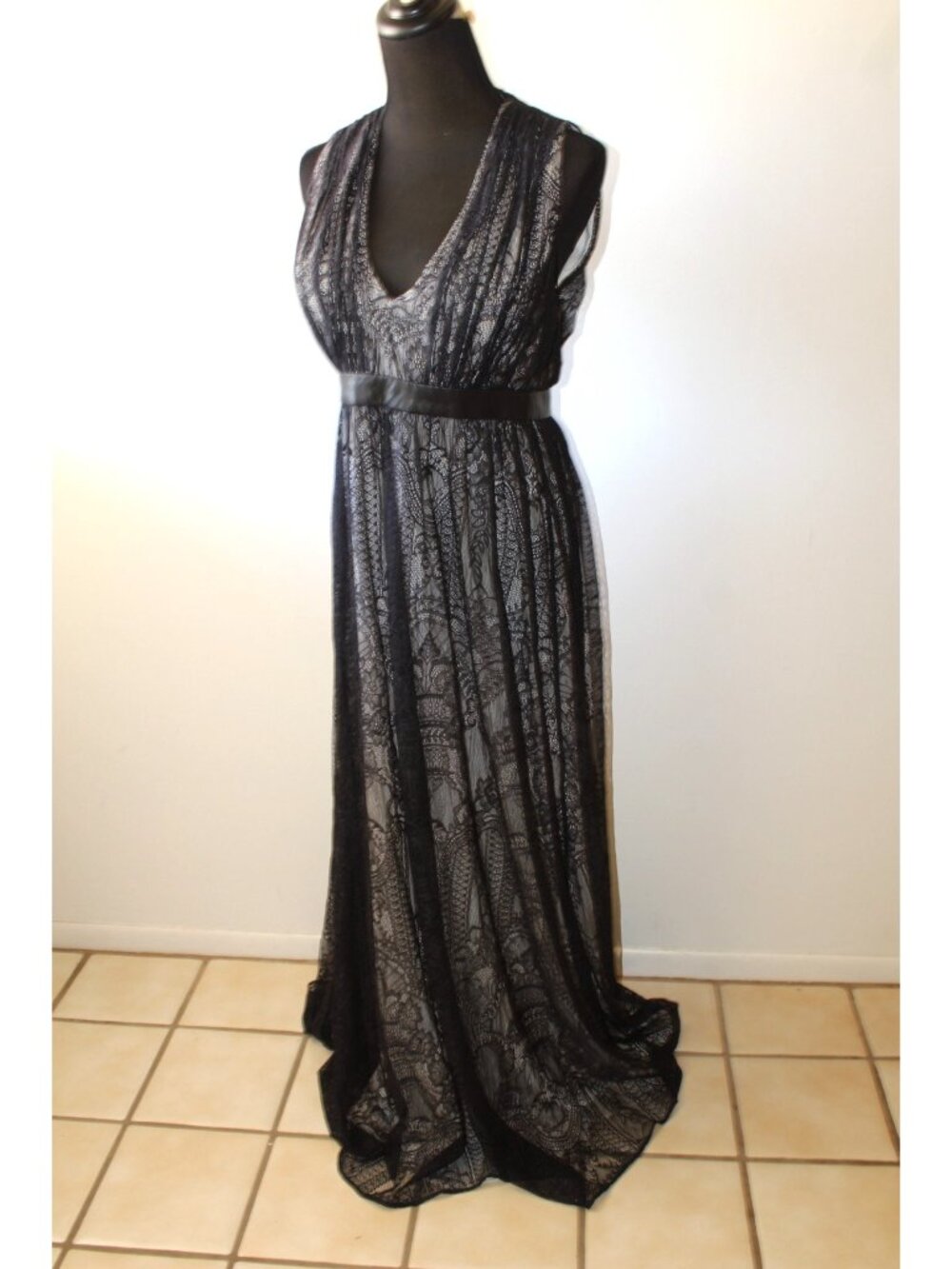 Alice + Olivia Sybil Black Lace Maxi dress Leather Waist Belt Size 8 Cocktail - Picture 9 of 11